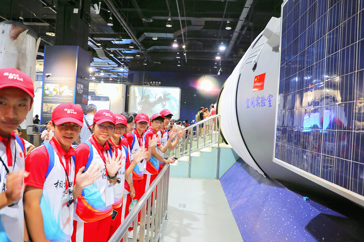 1723450367103080528.jpg 学生在中国科学技术馆参观学习a.jpg