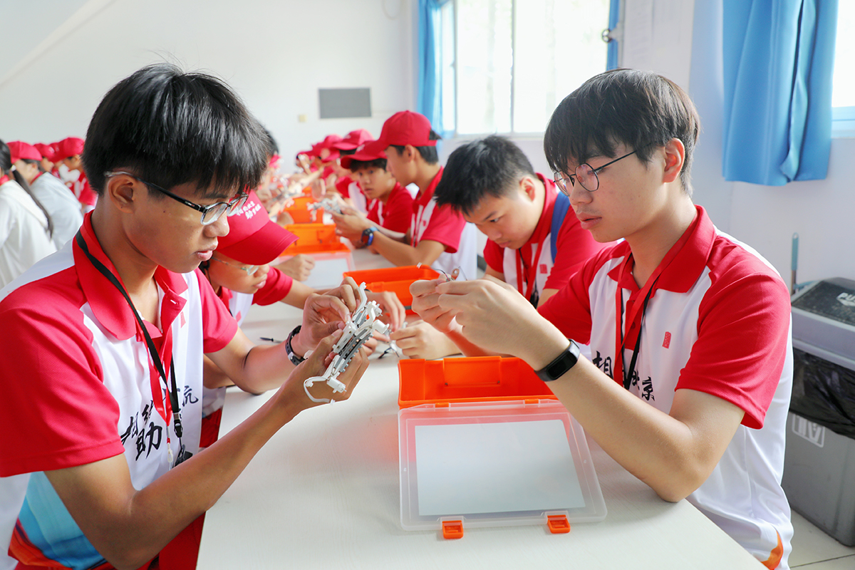 1723452244745036281.jpg 学生在北科青少年无人机实训基地参观学习a.jpg